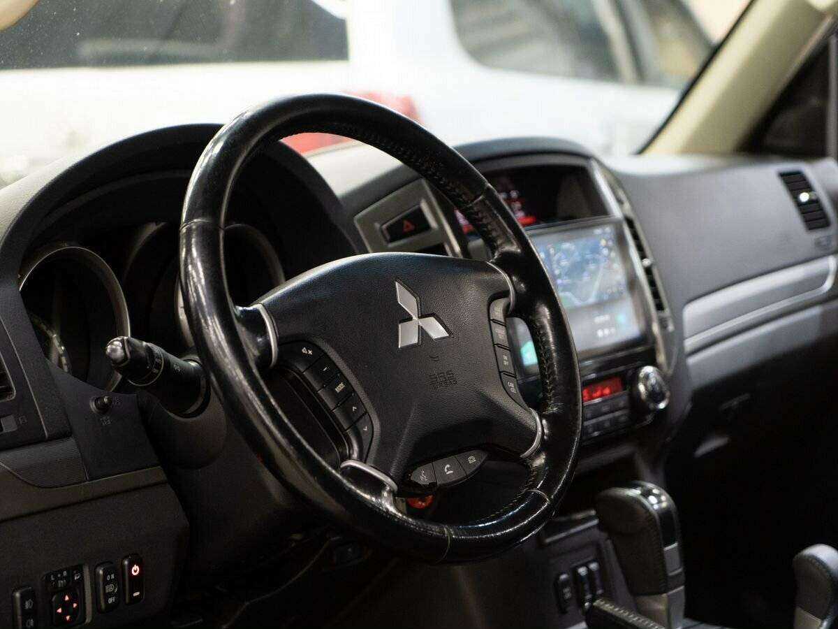 Mitsubishi Pajero б/у, 2014, Автоматическая. Фото: #3