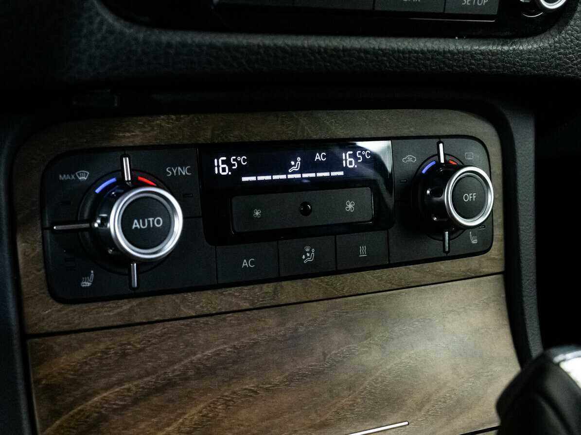 Volkswagen Touareg б/у, 2012, Автоматическая. Фото: #12