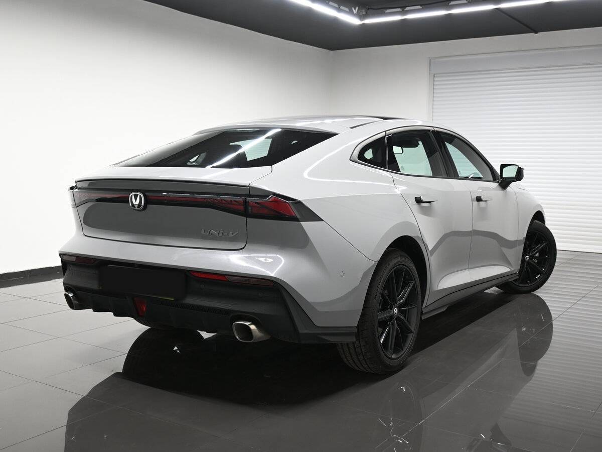 Changan UNI-V б/у, 2023, Роботизированная. Фото: #1